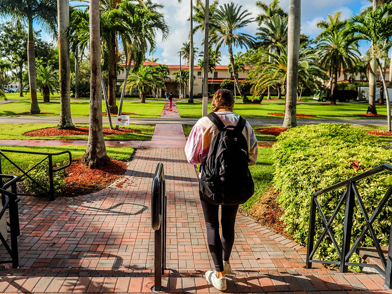 Teilnehmende mit Rucksack auf dem Campus des TLA Miami Junior Programms.