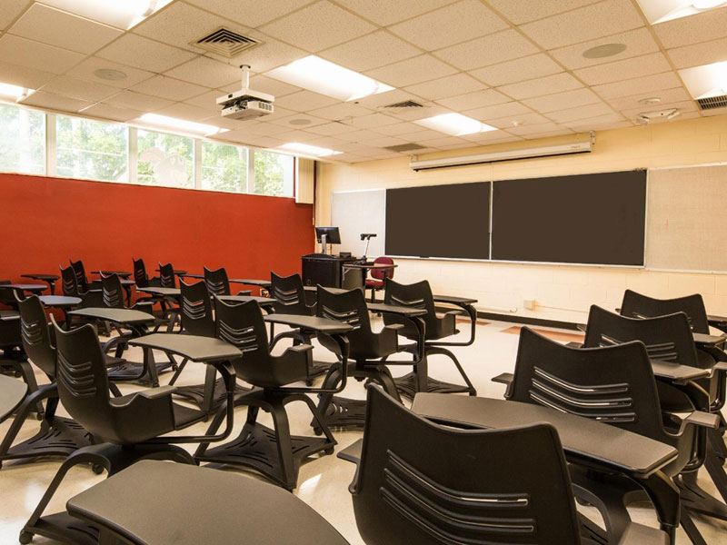 Unterrichtsraum für Junioren mit Tischen und Tafeln im TLA Miami.