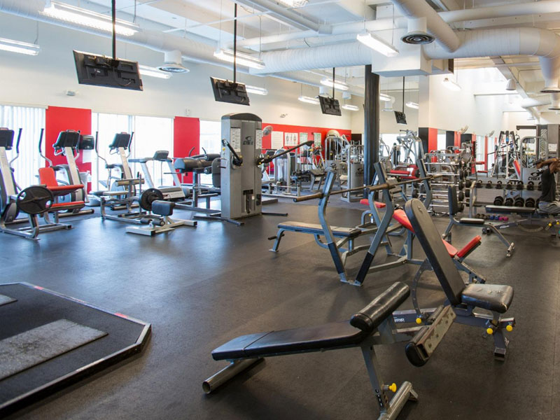 Modern ausgestatteter Fitnessraum auf dem Campus in Miami.