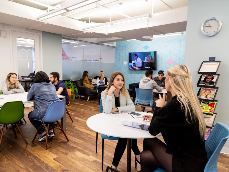 Aufenthaltsraum der EC New York Sprachschule mit internationalen Sprachschülern beim Lernen