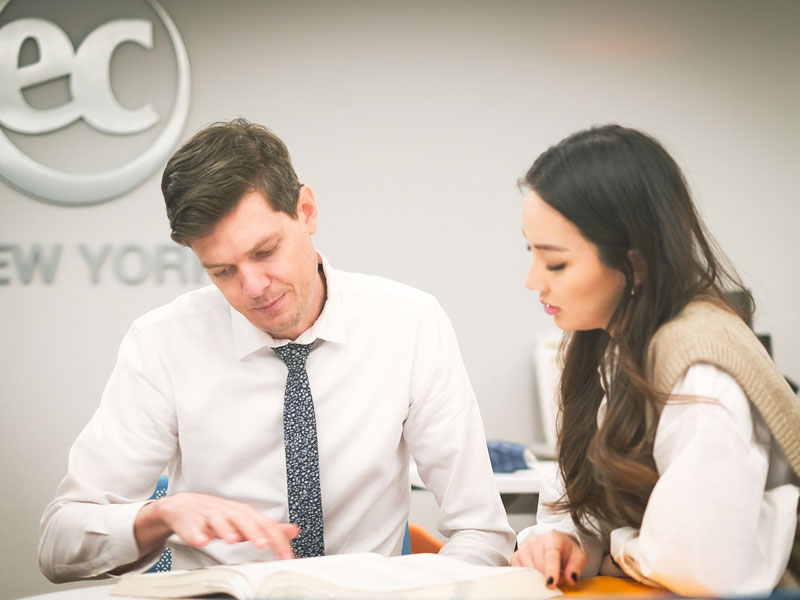 Lehrkraft und Sprachschülerin beim Einzelunterricht in der EC New York Sprachschule
