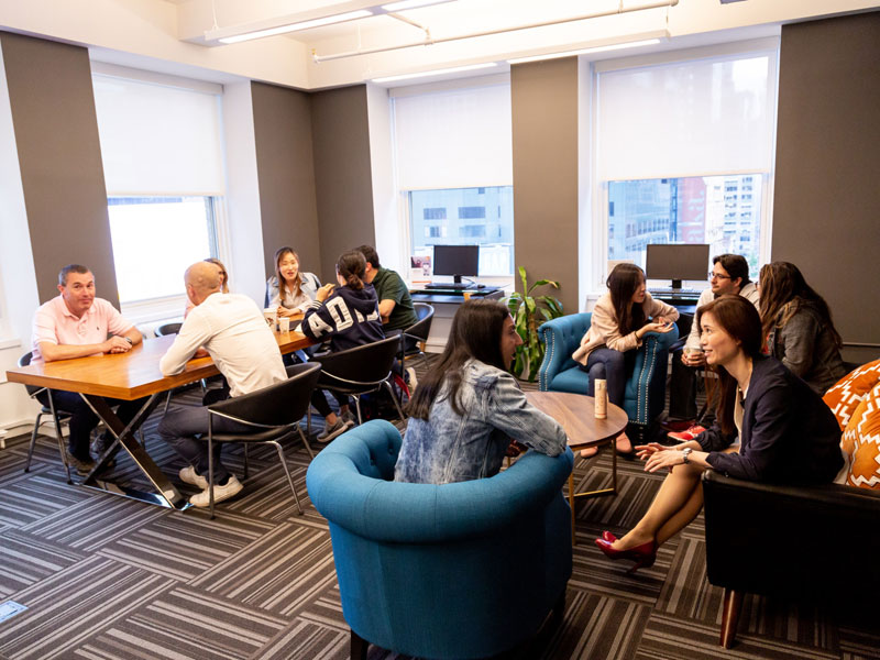 Lounge-Bereich der EC New York Sprachschule mit Studierenden im Gespräch