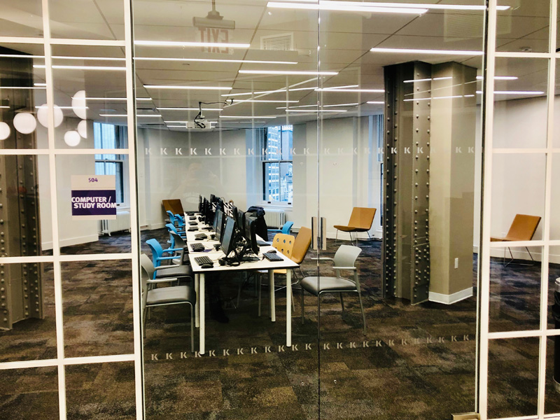 Computerraum der Kaplan New York Sprachschule mit modernen Arbeitsplätzen
