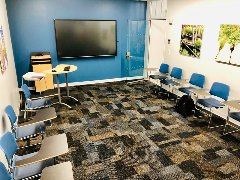 Klassenzimmer der Kaplan New York Sprachschule mit interaktivem Bildschirm