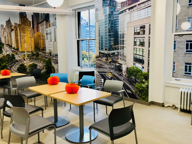 Aufenthaltsraum der Kaplan New York Sprachschule mit Blick auf den Columbus Circle
