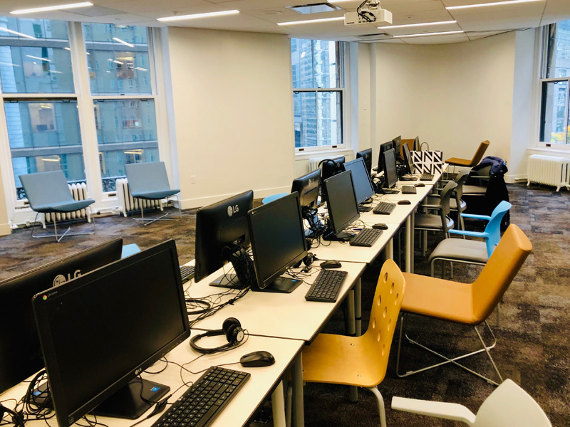Computerarbeitsplätze im hellen Lernraum der Kaplan New York Sprachschule