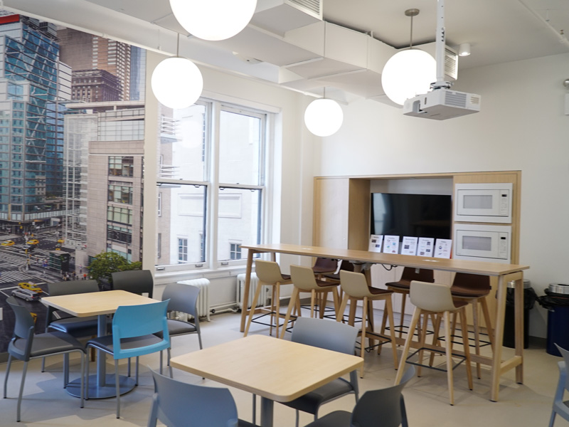 Gemeinschaftsraum mit Küche und Sitzgelegenheiten an der Kaplan New York Sprachschule