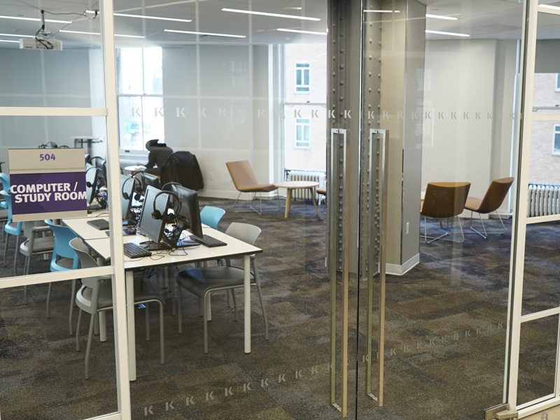 Blick in den Computerraum der Kaplan New York Sprachschule mit Glaswänden