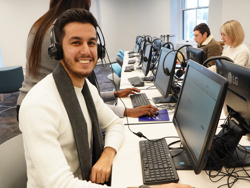 Sprachschüler beim Lernen im Computerraum der Kaplan New York Sprachschule