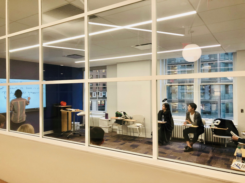 Englischunterricht mit Lehrkraft und Sprachschülern in der Kaplan New York Sprachschule