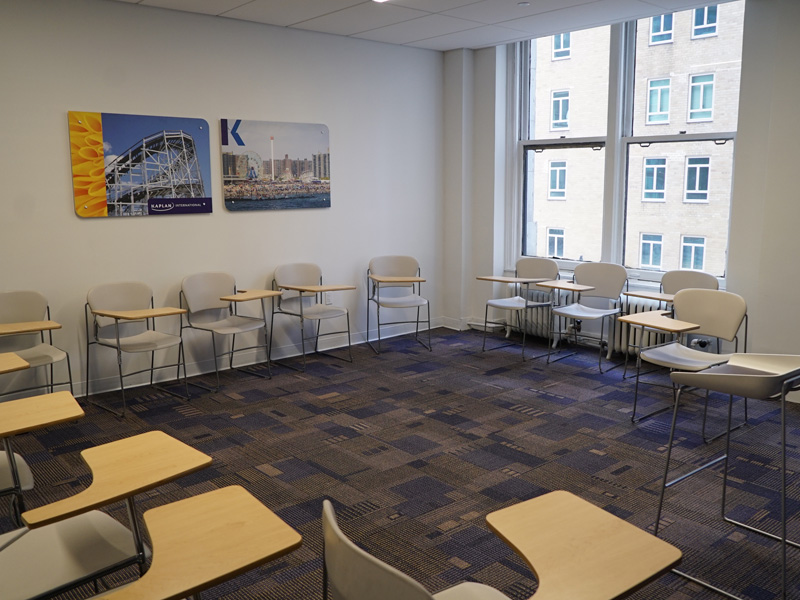 Modernes Klassenzimmer der Kaplan New York Sprachschule mit Fenstern und Wandbildern