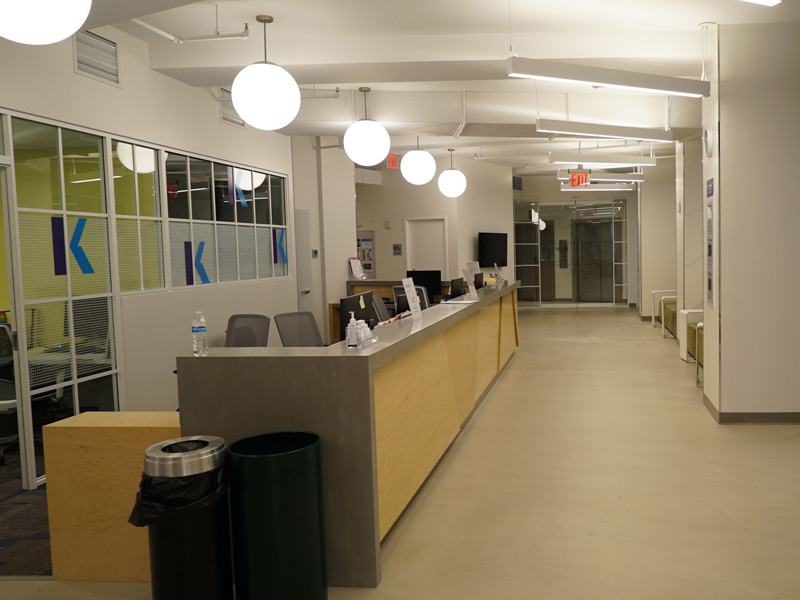 Empfangsbereich der Kaplan New York Sprachschule mit moderner Einrichtung und heller Beleuchtung