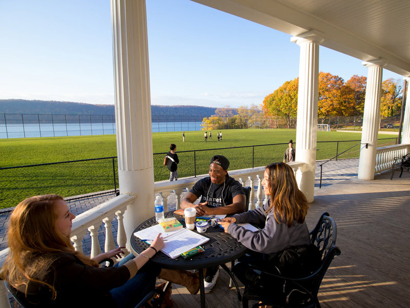 Studierende der Kings New York Sprachschule beim Lernen auf der Terrasse mit Blick auf den Hudson River