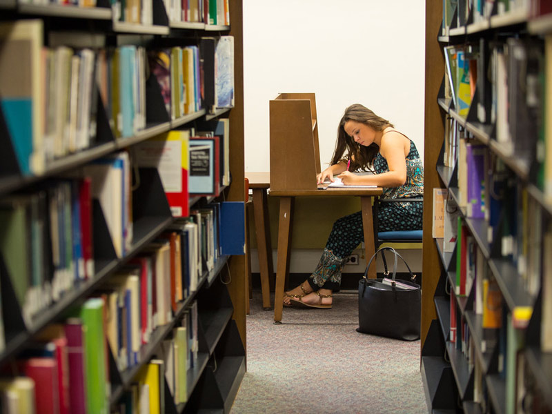 Sprachschülerin der Kings New York Sprachschule beim Lernen in der Bibliothek