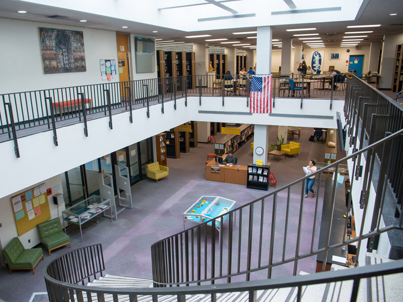 Bibliothek der Kings New York Sprachschule auf dem Concordia College Campus mit Lernplätzen