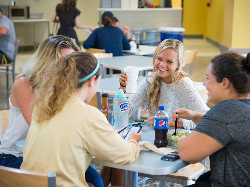 Studierende der Kings New York Sprachschule beim Mittagessen in der Campus-Cafeteria