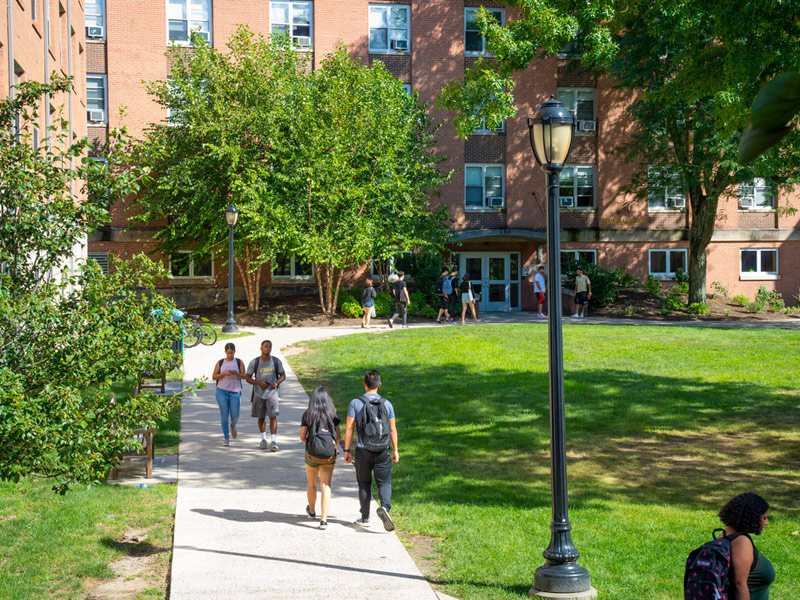 Studierende gehen über den sonnigen Campus der Kings New York Sprachschule in Bronxville