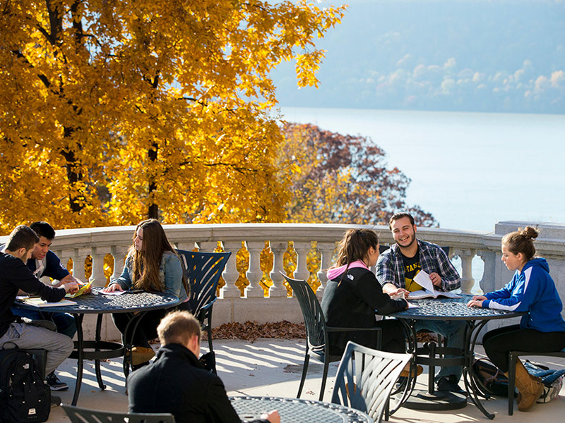 Sprachschüler der Kings New York Sprachschule lernen im Freien mit Blick auf den Hudson River