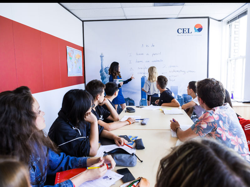 Lehrerin erklärt Englischgrammatik im Klassenzimmer des CEL Summer Camp San Diego