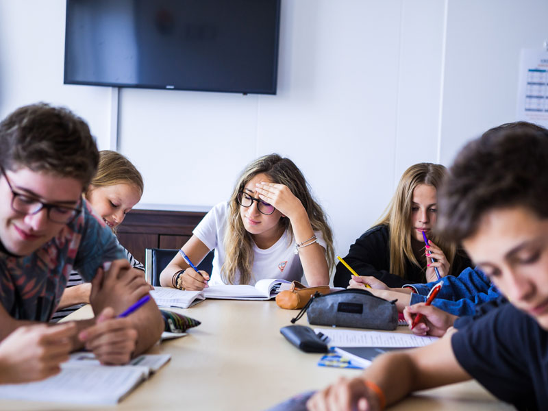 Jugendliche beim Englischlernen im CEL Summer Camp San Diego