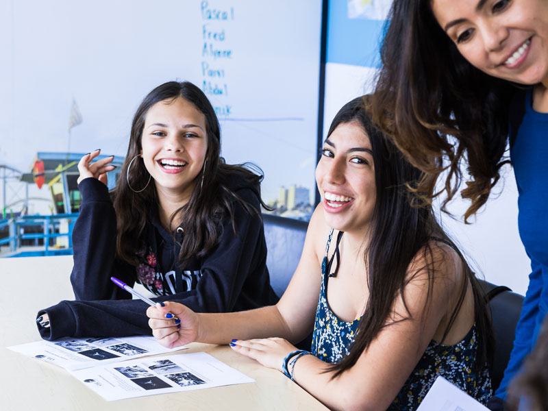 Schülerinnen beim Englischlernen im CEL Summer Camp San Diego