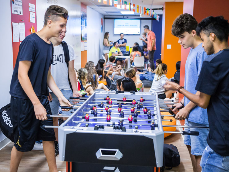 Freizeitbereich mit Tischfussball im CEL Summer Camp San Diego