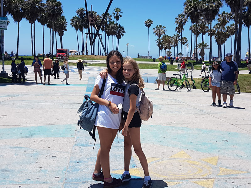 Jugendliche beim Strandspaziergang in San Diego während des CEL Summer Camps