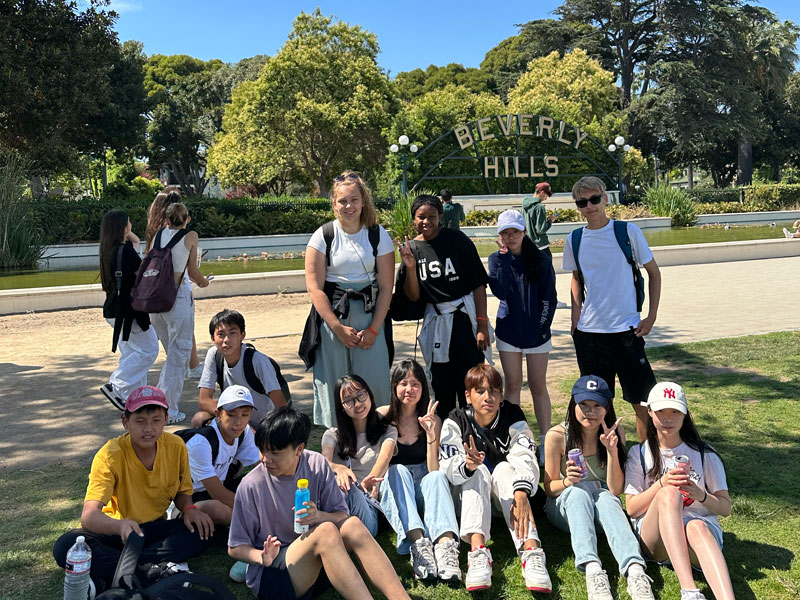 Schülergruppe des CEL Summer Camp San Diego bei einem Ausflug nach Beverly Hills