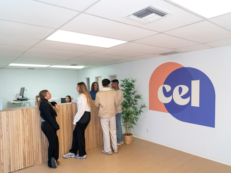 Empfangsbereich der CEL Sprachschule San Diego mit Studierenden und Mitarbeiterinnen