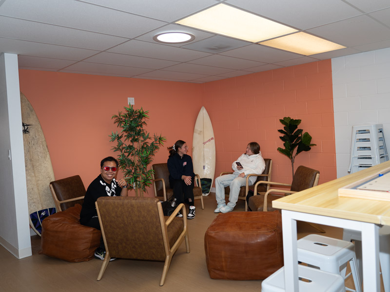 Lounge der CEL Sprachschule San Diego mit internationalen Sprachschülern in entspannter Atmosphäre