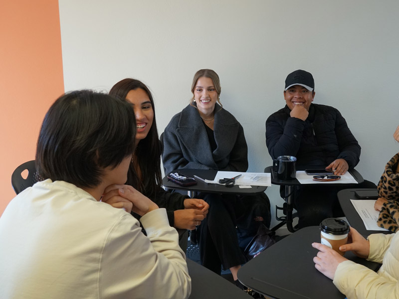 Sprachschüler bei einer Englischlektion in der CEL Sprachschule San Diego
