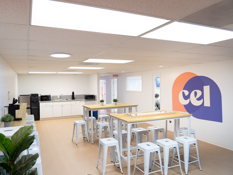 Moderne Gemeinschaftsküche und Aufenthaltsraum der CEL Sprachschule San Diego