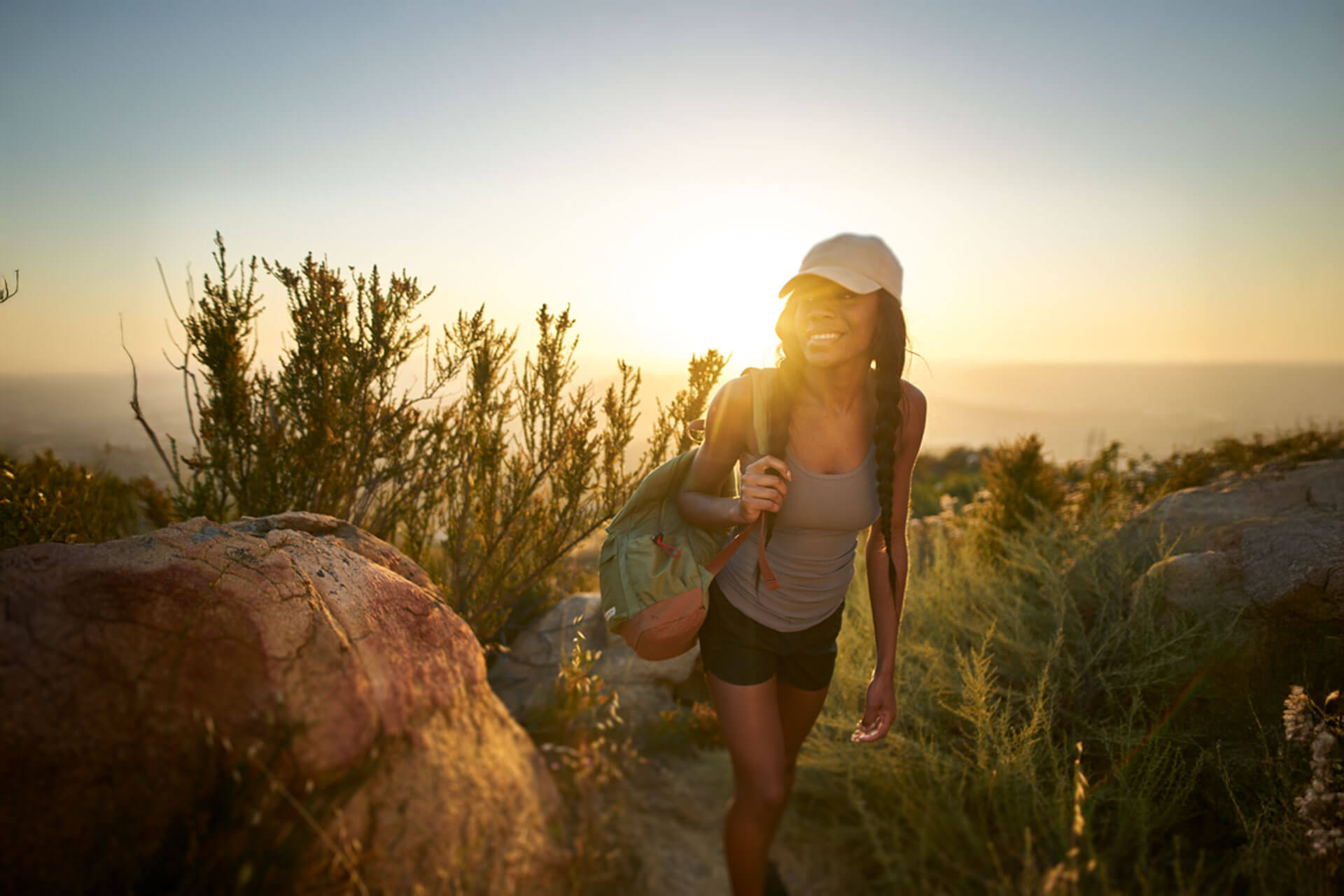 Junge Frau beim Wandern in der Natur nahe San Diego bei Sonnenuntergang