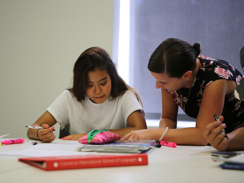 Sprachschülerin arbeitet konzentriert im Unterricht der Converse Sprachschule San Diego