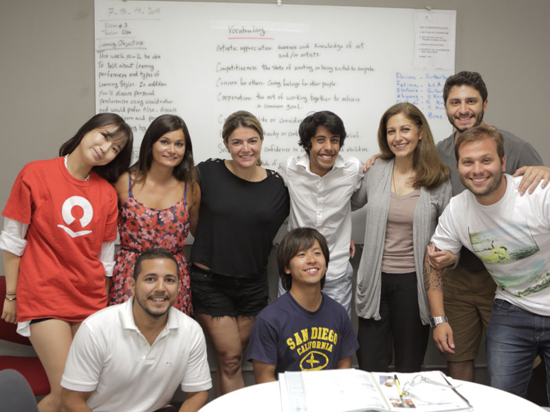 Gruppe internationaler Sprachschüler der Converse Sprachschule San Diego vor einer Tafel