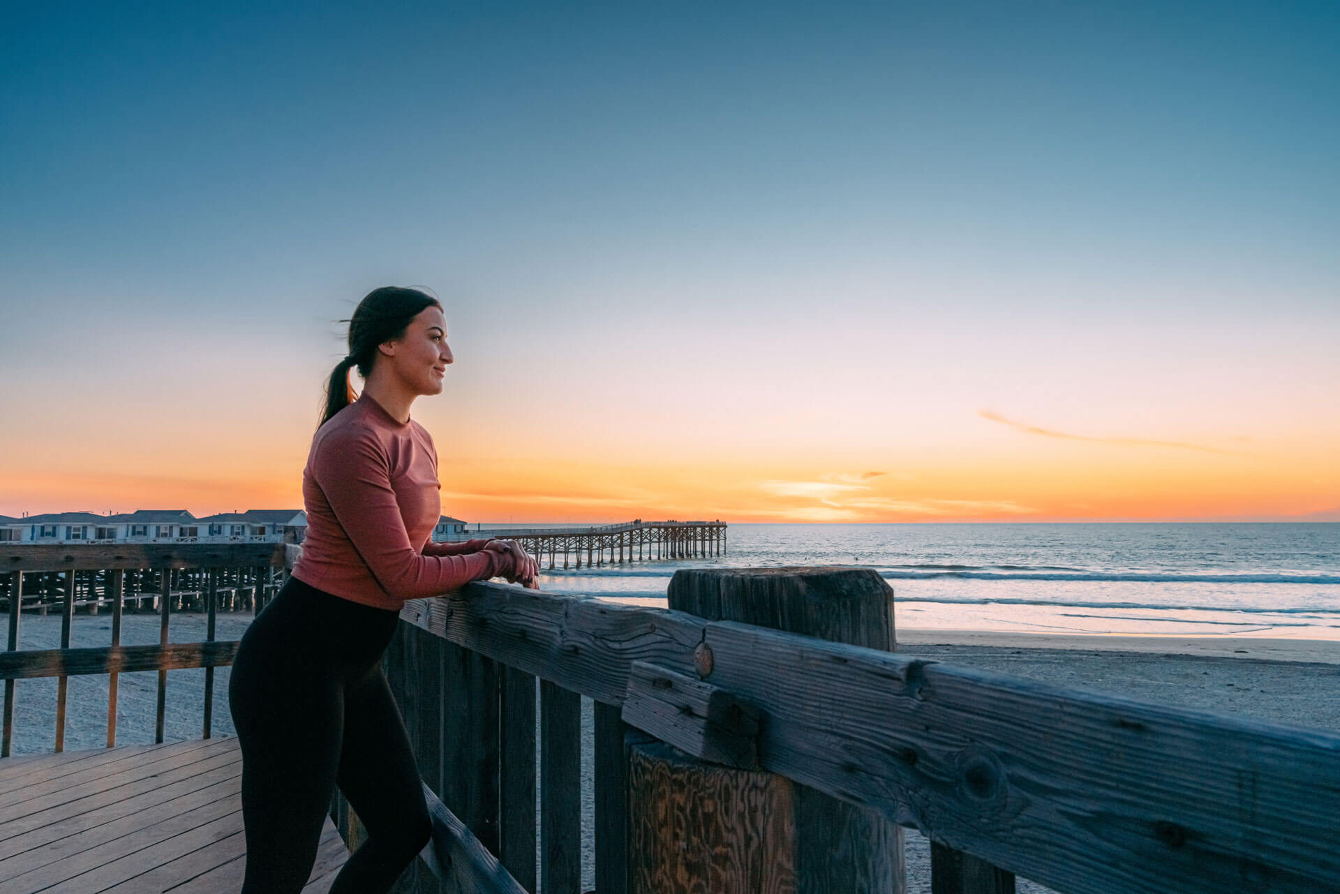Frau blickt auf den Sonnenuntergang am Strand von San Diego nahe der Converse Sprachschule