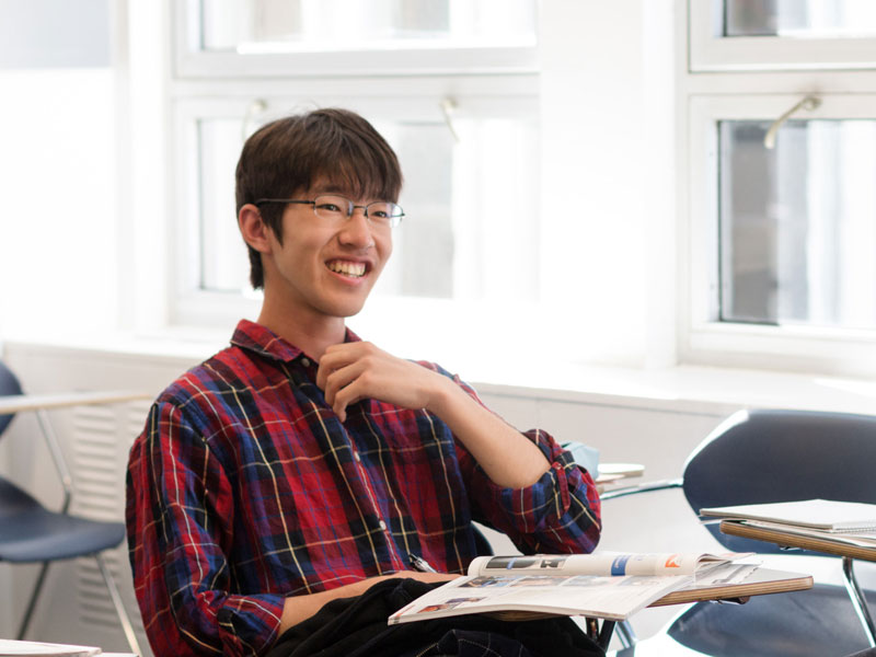 Student lächelt im Klassenzimmer der EC Sprachschule San Francisco