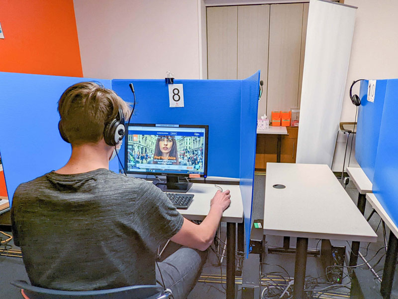 Sprachschüler absolviert am Computer einen Englischtest in der EC Sprachschule San Francisco