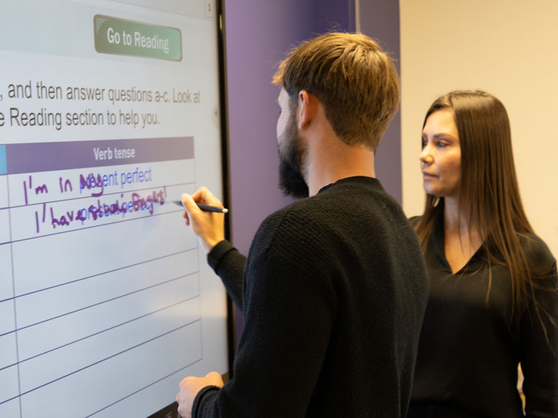 Englischunterricht an der Kaplan Sprachschule San Francisco Berkeley mit digitalem Whiteboard