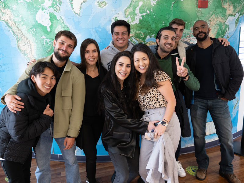 Internationale Studierende an der Kaplan Sprachschule San Francisco Berkeley vor Weltkarte