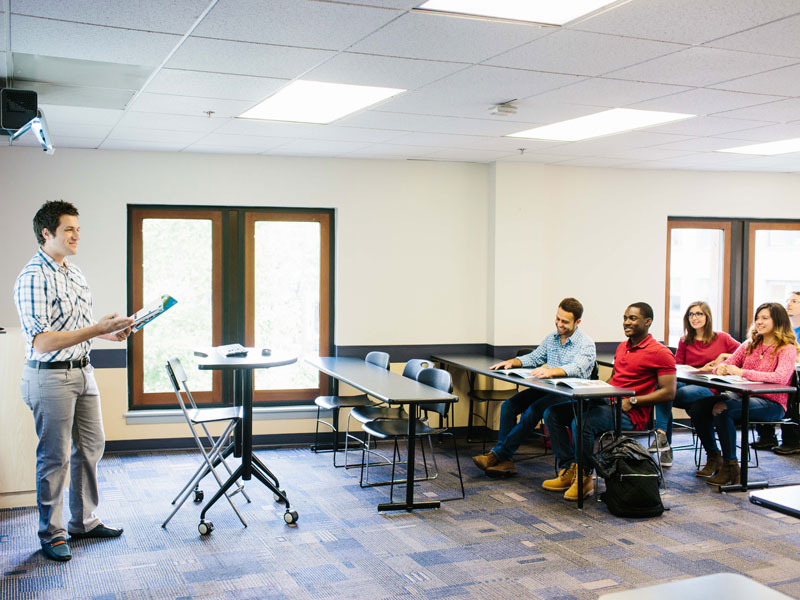 Englischunterricht in heller Lernumgebung der Kaplan Sprachschule San Francisco Berkeley