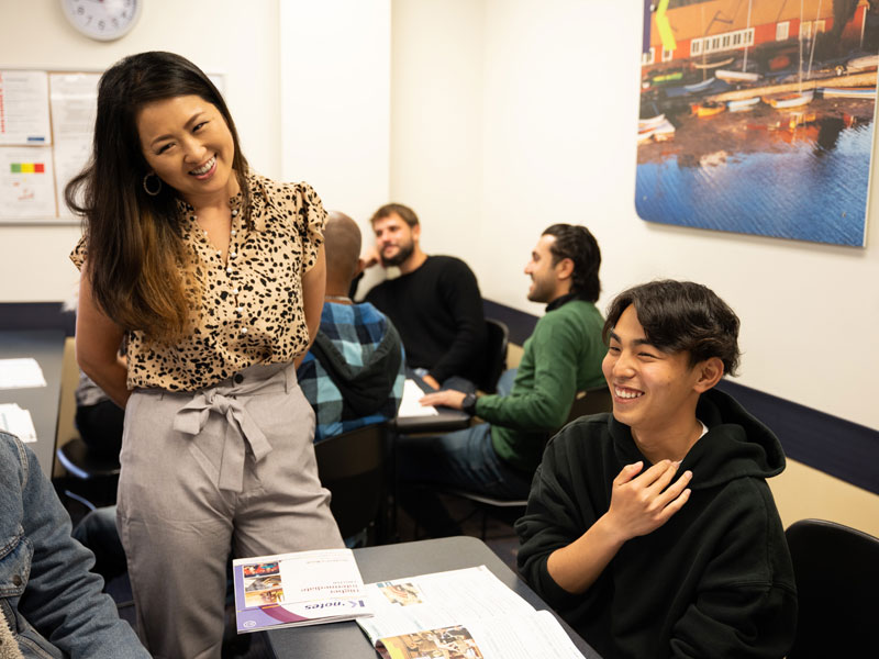 Lehrerin im Gespräch mit Sprachschülern an der Kaplan Sprachschule San Francisco Berkeley