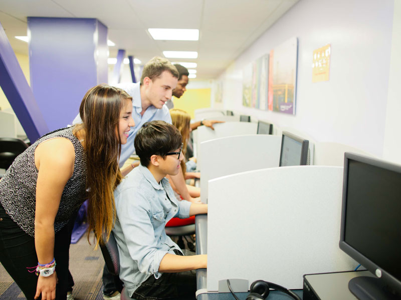Sprachschüler im Computerraum der Kaplan Sprachschule San Francisco Berkeley