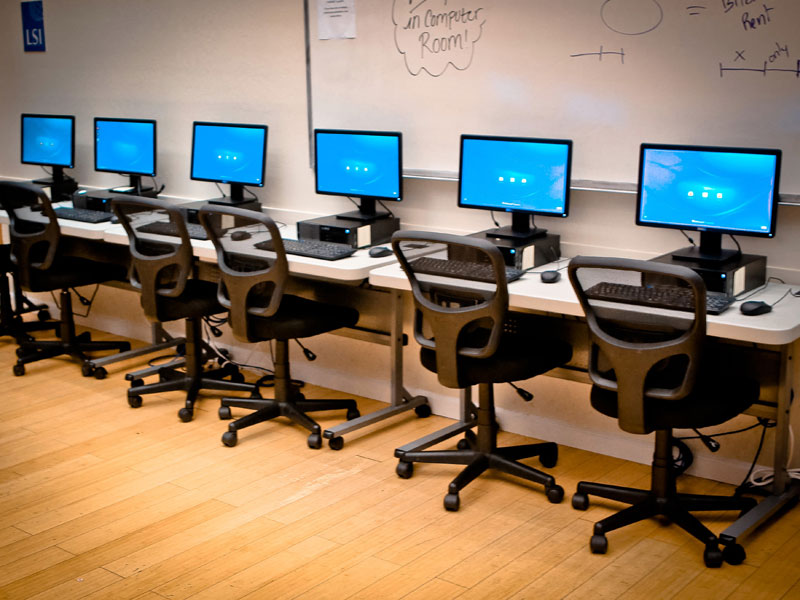 PC-Arbeitsplätze für Teilnehmer der Englischkurse bei LSI Berkeley