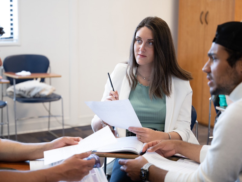 Lerngruppe diskutiert Aufgaben im modernen Klassenraum der Kaplan Sprachschule Santa Barbara