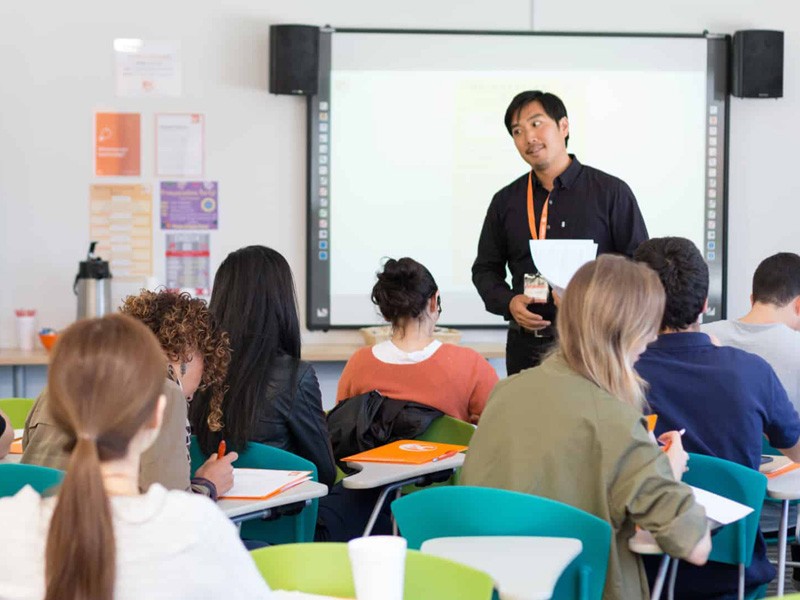 Englischunterricht an der EC Santa Monica mit engagiertem Lehrer und internationalen Sprachschülern