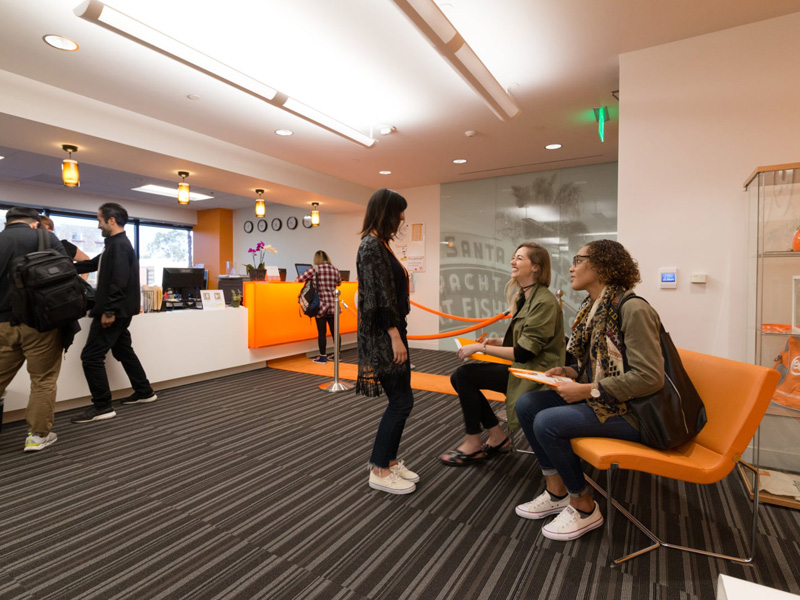 Moderne Empfangshalle der EC Sprachschule Los Angeles Santa Monica mit Studierenden