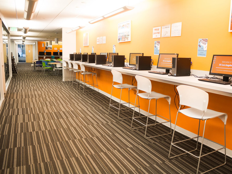 Computerraum der EC English Santa Monica Sprachschule mit modernen Lernplätzen