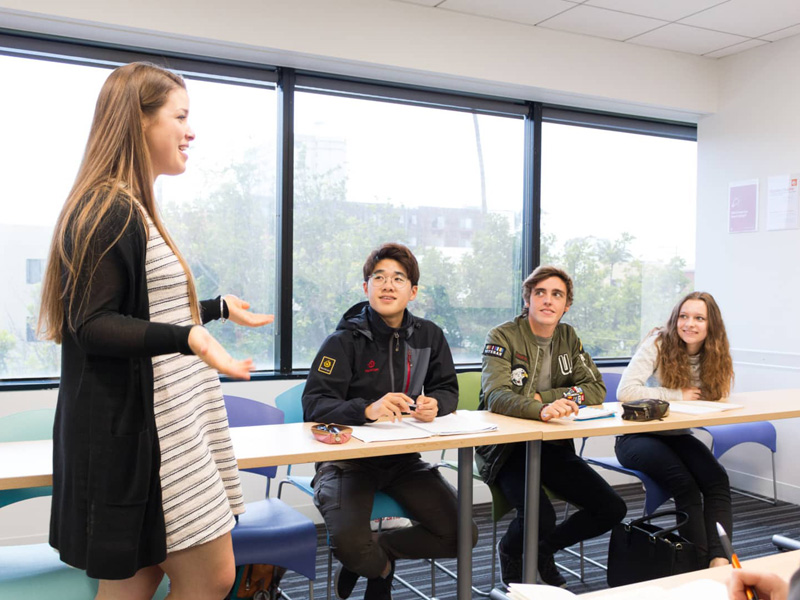Sprachschüler im interaktiven Englischkurs an der EC Santa Monica