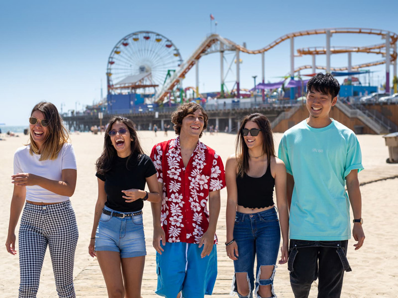 Internationale Sprachschüler genießen Freizeit am Strand von Santa Monica bei ihrer EC Sprachreise